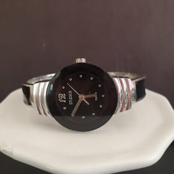 Studio Women's Bracelet Watch Black and Silver Fresh‎ Battery - Picture 5 of 8